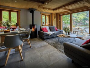 Fernseher, Kamin, Stereoanlage