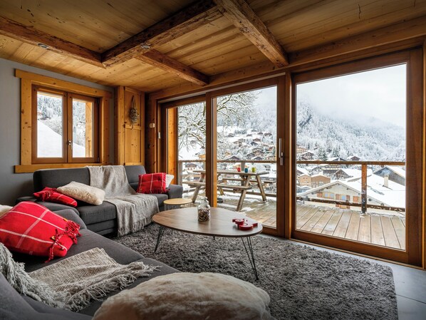 TV, lareira, aparelho de som