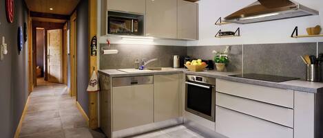Fridge, microwave, oven, stovetop