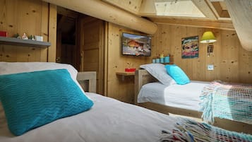 4 bedrooms, iron/ironing board, WiFi, bed sheets