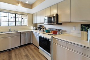 Microwave, oven, stovetop, dishwasher - By nature preserve with beautiful mountain views (Palm Springs)