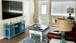 A living room with a ceiling fan, a TV, a coffee table, a couch, and a lamp. - Prime Location, 2 Bath/2 Bed Perfect Getaway (Dunedin)