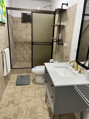 Secadora de cabello, toallas, jabón, papel de baño