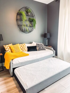4 habitaciones, tabla de planchar con plancha, wifi y ropa de cama 