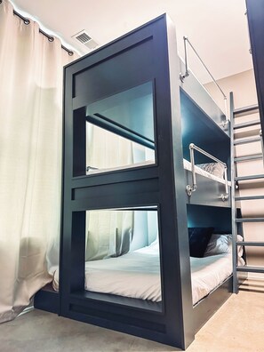 4 bedrooms, iron/ironing board, WiFi, bed sheets - Swift House: Music City Stay in East Nash (Nashville)