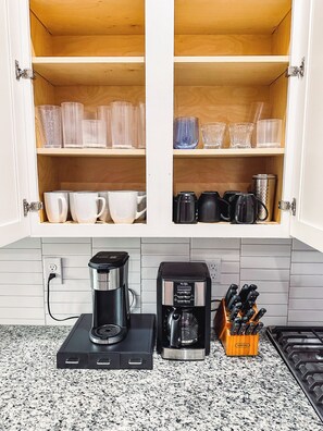 Fridge, microwave, oven, stovetop - Swift House: Music City Stay in East Nash (Nashville)