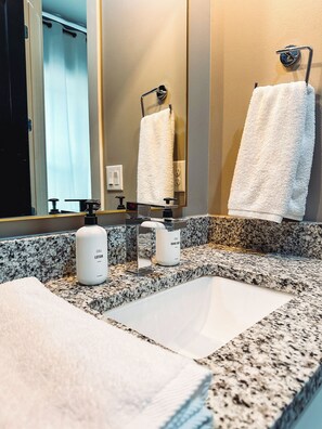 Hair dryer, towels, soap, shampoo - Swift House: Music City Stay in East Nash (Nashville)