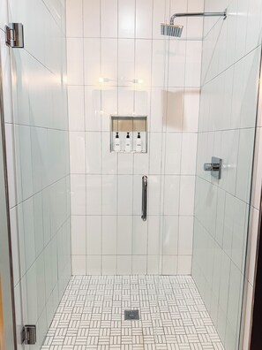 Haartrockner, Handtücher, Seife, Shampoo