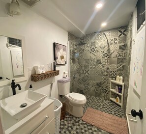 Comfort Apartment, Balcony, City View | Bathroom | Bathtub, free toiletries, towels, soap - Castillo del Parque Stylish 2bed Apt (San Juan)