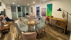 Apartamento conforto, sacada, vista para a cidade | Sala de jantar