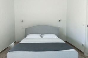 1 bedroom, bed sheets