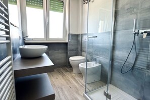 Shower, bidet, towels - P022 - Porto Recanati, brand new two-room apartment (Porto Recanati)