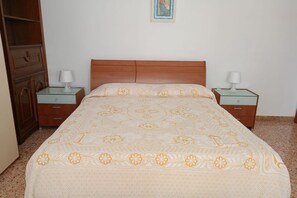2 bedrooms, bed sheets - SE118 - Senigallia, large three-room apartment with balcony (Senigallia)