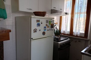 Kühlschrank, Ofen, Esstisch