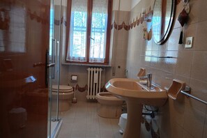 Dusche, Bidet, Handtücher