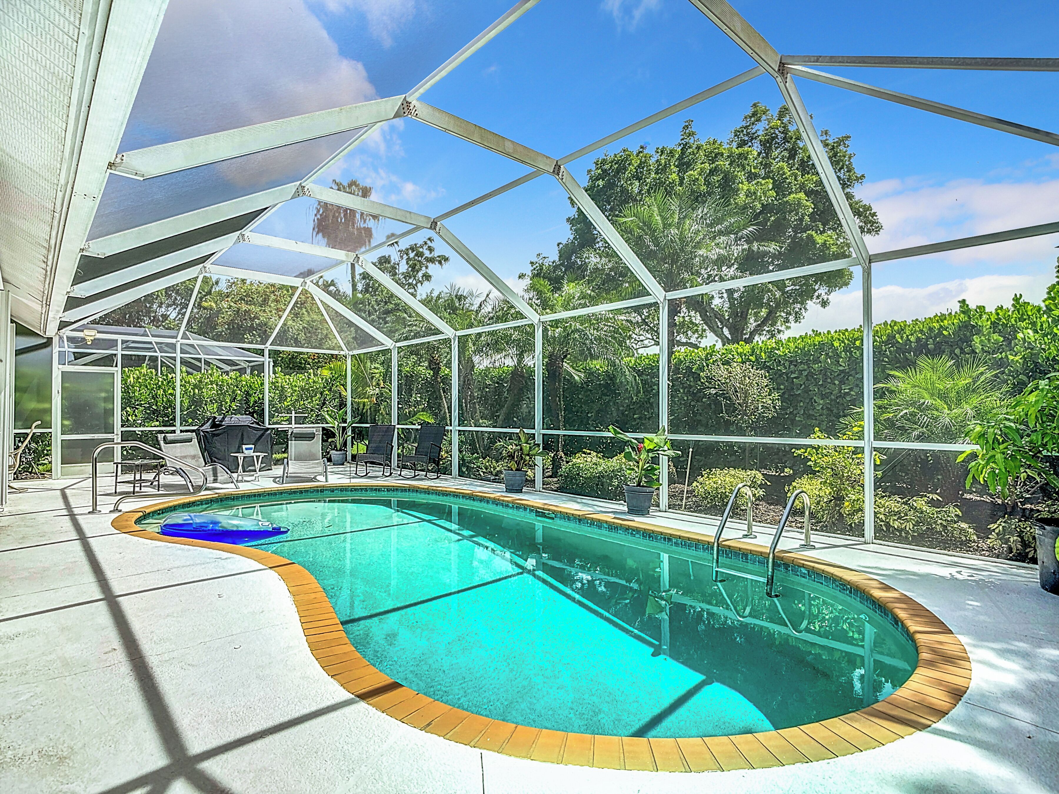 Charming 3-bedroom house with lanai and heated pool in Lely Resort.