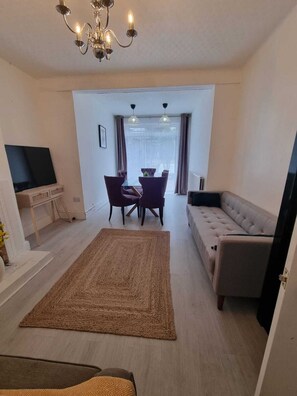 House | Living area - Large 4 Bed Terraced House (London)