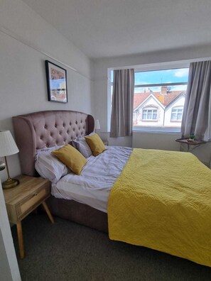 House - Large 4 Bed Terraced House (London)