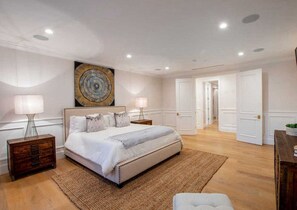 5 bedrooms, iron/ironing board, bed sheets