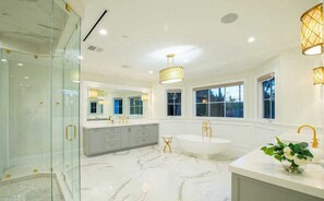 Haartrockner, Handtücher, Seife, Toilettenpapier