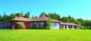 Front of property - Baddeck Inn (Baddeck)