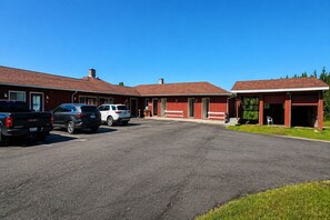 Courtyard view - Baddeck Inn (Baddeck)