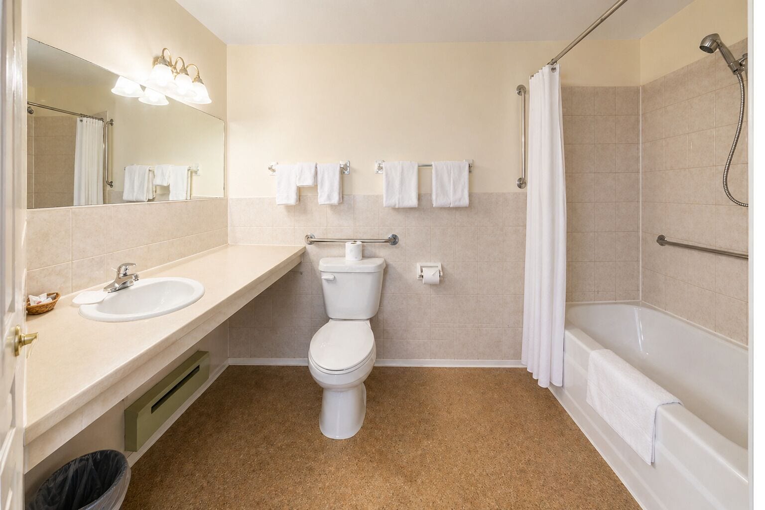 Ensemble douche/baignoire, savon, shampoing, papier toilette
