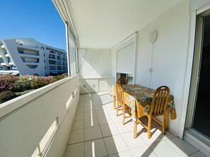 Outdoor dining - Grand travers, T3, Air-conditioned, Parking, Beach 150m....... (LA GRANDE MOTTE)