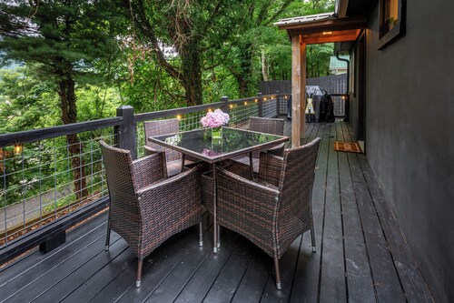 Newly renovated cottage, 5 min walk to town, dogs OK, fire pit, hot tub, wi-fi