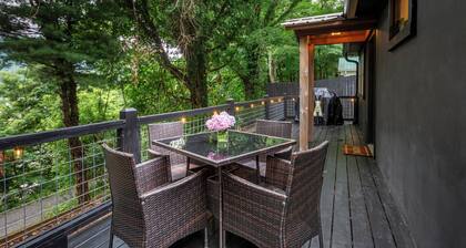 Newly renovated cottage, 5 min walk to town, dogs OK, fire pit, hot tub, wi-fi