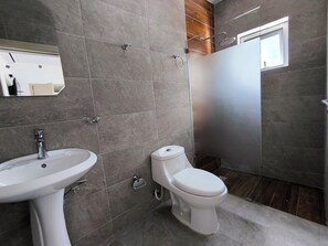 Toallas, jabón, shampoo, papel higiénico