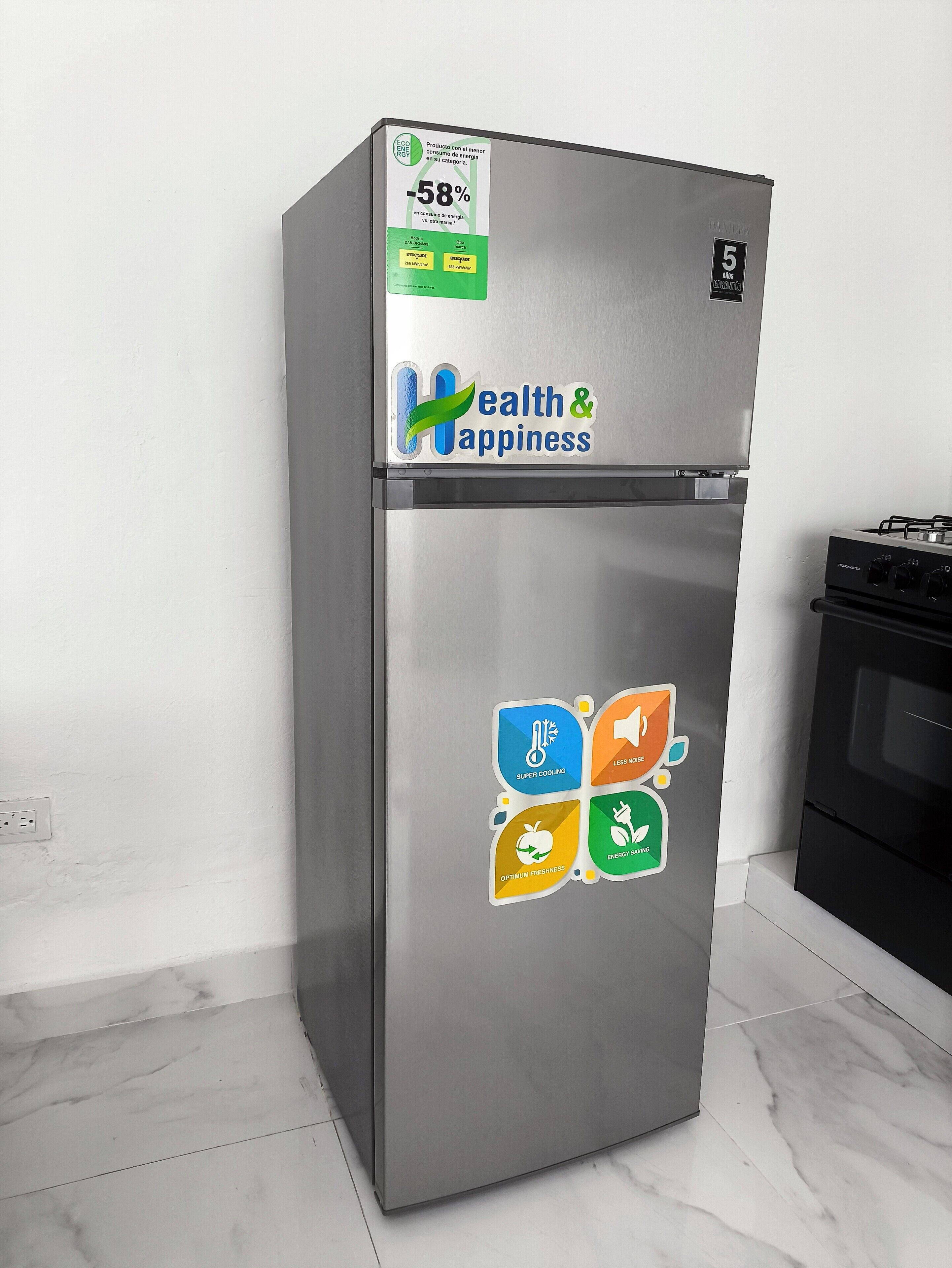 Ein Edelstahl-Kühlschrank mit digitaler Anzeige und Aufklebern, die Energieeffizienz sowie Funktionen wie Schnellkühlung und optimale Frische kennzeichnen.