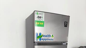 Ruostumattomasta teräksestä valmistettu jääkaappi, jossa on digitaalinen näyttö ja tarrat, jotka osoittavat energiatehokkuuden sekä muut ominaisuudet, kuten tehokkaan jäähdytyksen ja optimaalisen tuoreuden säilyvyyden.