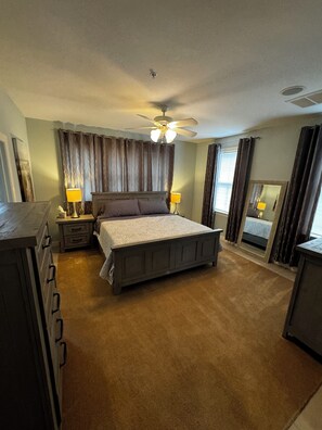 5 Schlafzimmer, Schreibtisch, Bügeleisen/Bügelbrett, WLAN