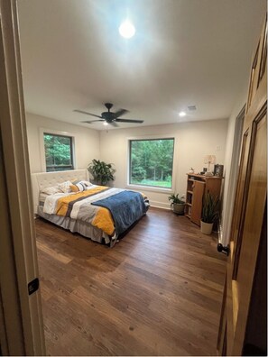 2 bedrooms, iron/ironing board, WiFi, bed sheets