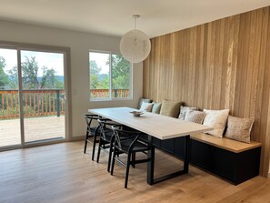 Dining - Yosemite Dreamin'.
Private & charming retreat.
Close to the park, shops & hikes (Oakhurst)