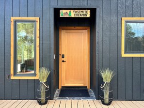 Exterior detail - Yosemite Dreamin'.
Private & charming retreat.
Close to the park, shops & hikes (Oakhurst)