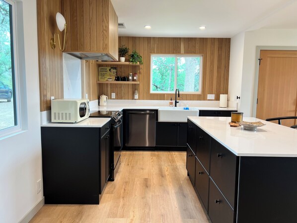 Fridge, microwave, oven, stovetop - Yosemite Dreamin'.
Private & charming retreat.
Close to the park, shops & hikes (Oakhurst)