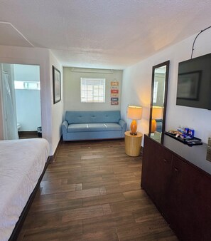 Deluxe Single Room, 1 King Bed with Sofa bed | Individually decorated, individually furnished, bed sheets - Budget Motel (Gilroy)