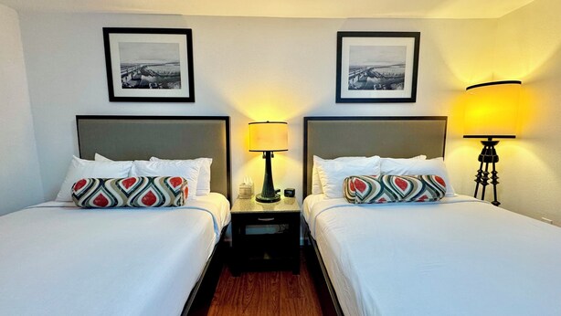 Kamar Deluks, 2 Tempat Tidur Queen, Bebas Asap Rokok, lemari es & microwave