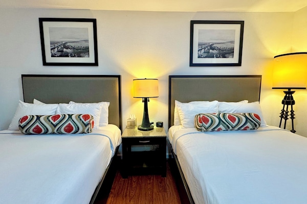 Deluxe Room, 2 Katil Ratu (Queen), Non Smoking, Refrigerator & Microwave | Dihias secara berasingan, dilengkapkan perabot secara berasingan