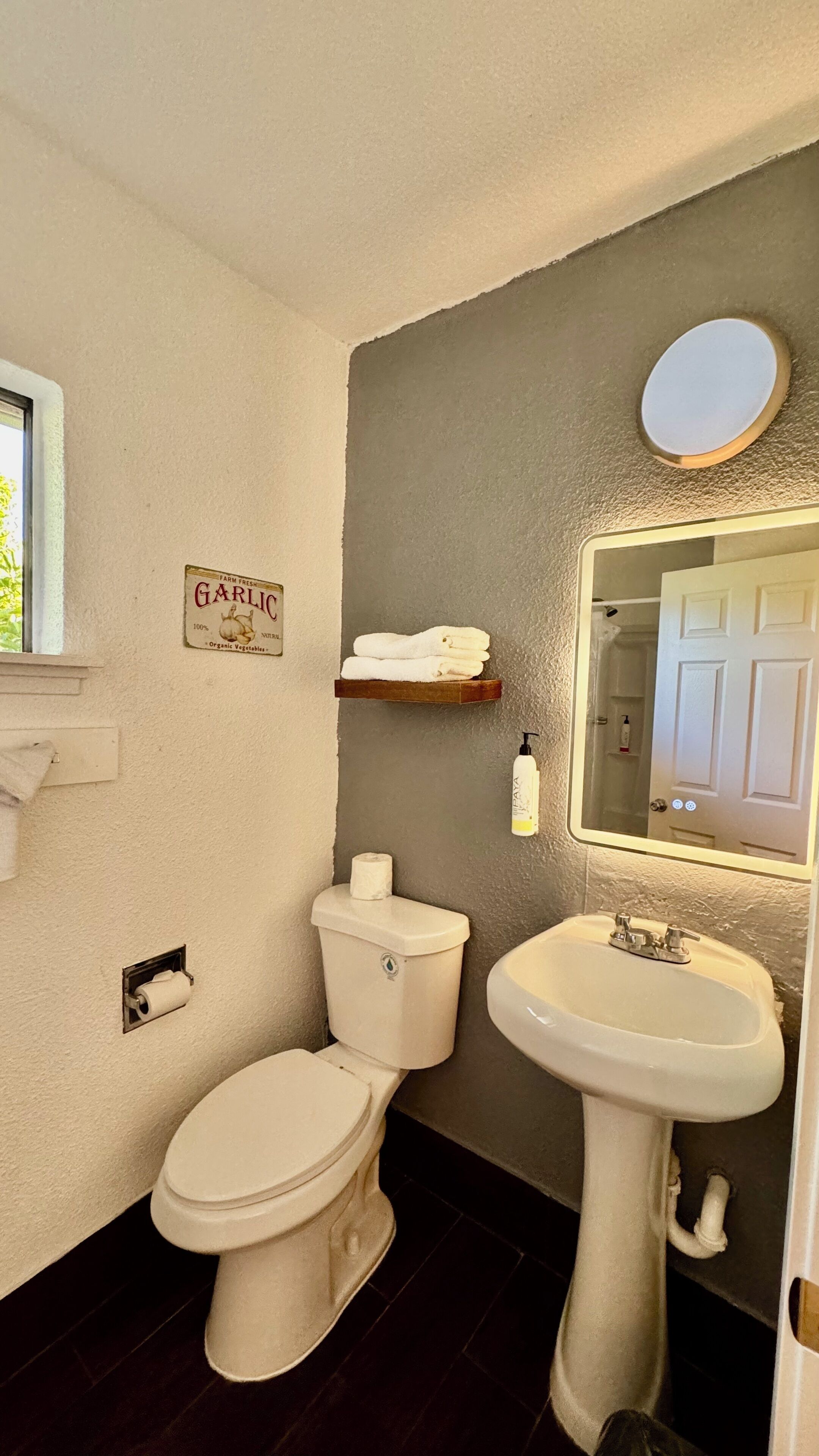 스탠다드 싱글룸, 퀸사이즈침대 1개, 냉장고 및 전자레인지 | 각각 다른 스타일의 인테리어, 각각 다르게 가구 비치, 침대 시트