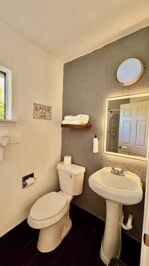 Standard-Einzelzimmer, 1 Queen-Bett, Kühlschrank und Mikrowelle