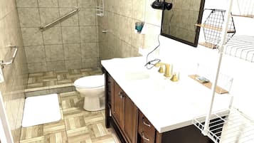 吹风机、毛巾、肥皂、卫生纸