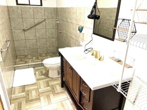 Hair dryer, towels, soap, toilet paper - Cabin2 of Height beautiful Panoramic view and Jacuzzi with hot water on terrace  (Provincia de Alajuela)