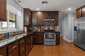 Fridge, microwave, oven, stovetop - North Hampton Comfort with Private Backyard (Saint Louis)