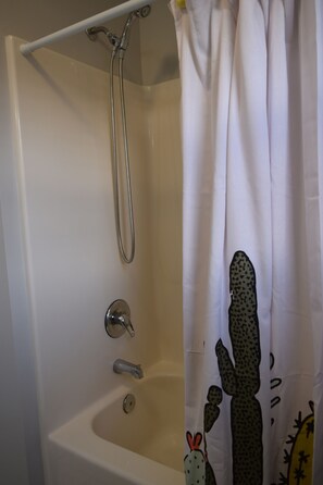 Haartrockner, Handtücher, Seife, Shampoo