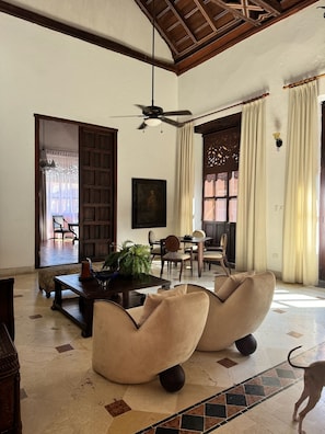 Smart TV - Casa Estrella Spacious 10-bedroom mansion in fabulous Cartagena de Indias (Cartagena de Indias)