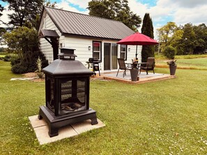 Outdoor dining - NEWLY UPDATED Quiet Cottage Near Turkey Point and Port Dover (Simcoe)