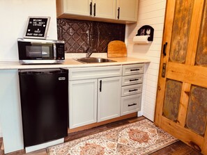 Microwave - NEWLY UPDATED Quiet Cottage Near Turkey Point and Port Dover (Simcoe)